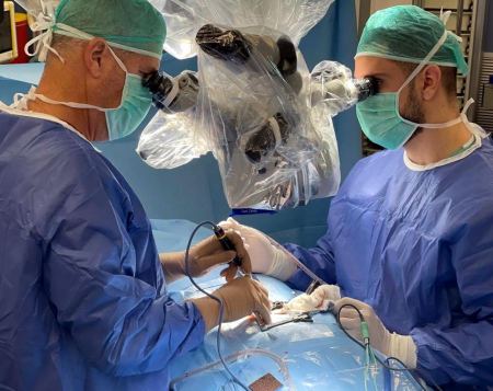 عملية جراحية بالعامود الفقري بتقنية ميكرو إجتياحية